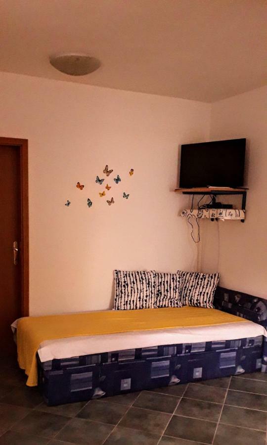 Apartments Aleksandra Rab Town Exterior photo